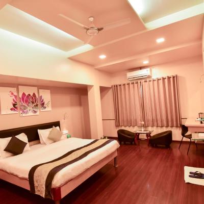 MY Bizz Hotel Sapna (573/7 jangli maharaj road , next to sambhaji park 411004 Pune)