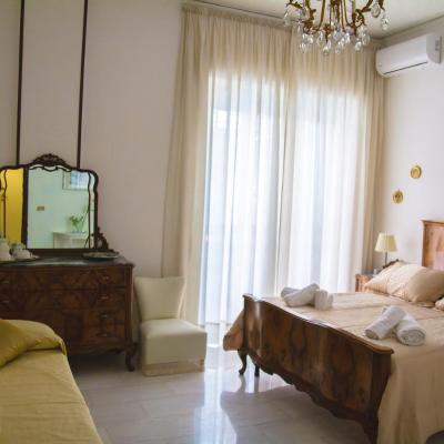 Happy Rooms in Easy House (50 Via Giuseppe Orsi 80128 Naples)