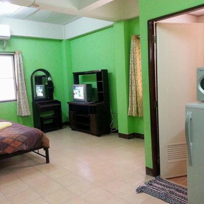 Roong-Arun Apartment (Roong-Arun Apartment , 272/6  Soi Paholyothin 50 (Soi Sena) , KlongThanon, Saimai 10220 Bangkok)