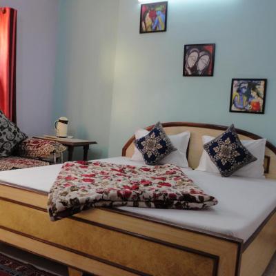 Hotel Swarajya Palace (2/363 , Mall Road, Pratap-Pura Crossing Namnair 282001 Agra)