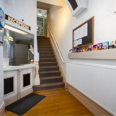 Maples Hotel (8 Queens Promenade FY2 9SQ Blackpool)