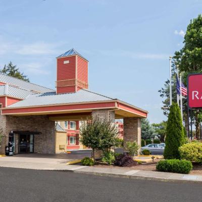 Ramada by Wyndham Portland (9707 Southeast Stark OR 97216 Portland)