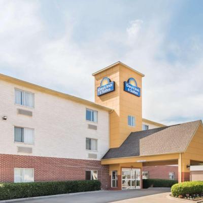 Days Inn & Suites by Wyndham Dallas (2334 West Northwest Highway  TX 75220 Dallas)