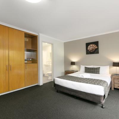 Mt Ommaney Hotel Apartments (Cnr Centenary Highway & Dandenong Rd, Mt Ommaney 4074 Brisbane)