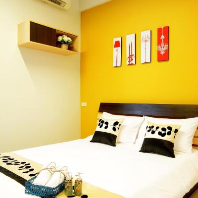 Smile Inn (136-138 Damrongrak Road, Pom Prap Sattru Phai (Soi Trok Kee Thao, Behind Bo Bae Tower) 10100 Bangkok)