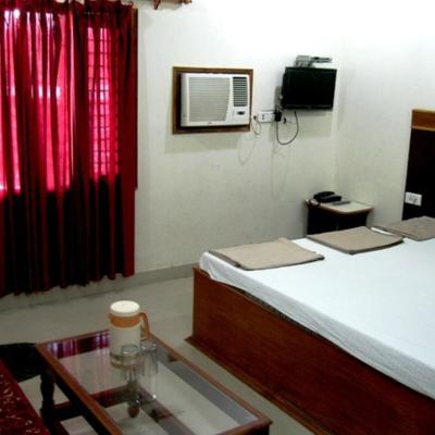 Hotel Ajay International (Daresi no.1 Near Agra Fort Railway Station, Jama Masjid Crossing 282003 Agra)