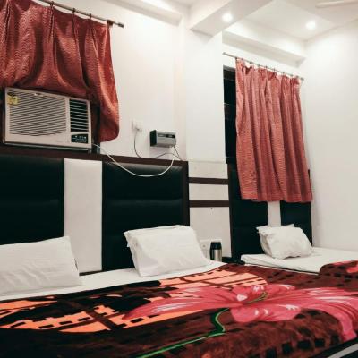 Hotel Marwari (Daresi number 2 , Near agra fort railway station, from platform number 5 Agra, Uttar Pradesh 282003 282001 Agra)