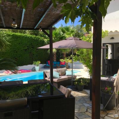 Bed,Kitchen and Swimming Pool Villa Esterel (241 Avenue Edouard Herriot 83700 Saint-Raphal)