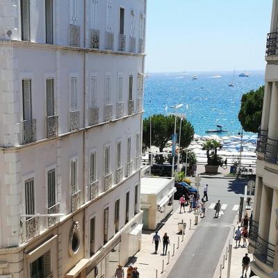 Azurene Royal Hotel (28 Rue du Commandant André 06400 Cannes)