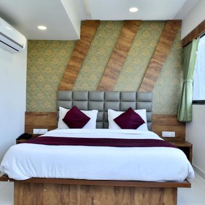 Hotel Royal King by Sky Stays (Sixth Floor, Aura Spaces Opposite Westside, Near D Mart, Sarkhej - Gandhinagar Hwy, Rangjyot Society, Parvati Nagar, Chandkheda 380005 Ahmedabad)