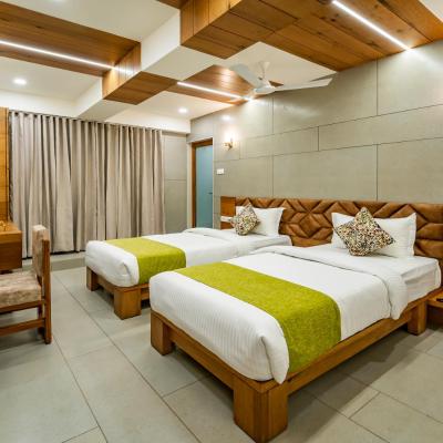 Hotel Pleasant Lake (GOPIKRISHNA COMPLEX OPP.KANKARIA GATE-1,PUSHPKUNJ,KANKARIA 380008 Ahmedabad)