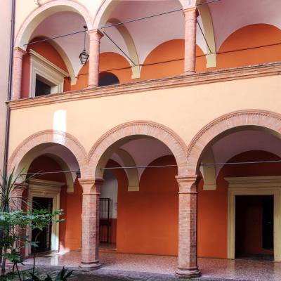 Il Chiostro (via Broccaindosso 71 40125 Bologne)