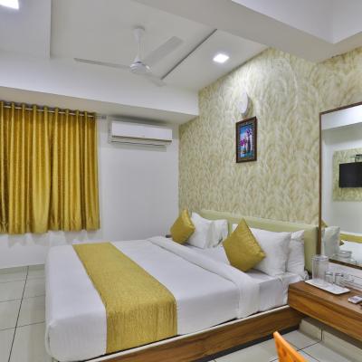 HOTEL SHALIGRAM (1ST FLOOR, SHANTANU COMPLEX, NR. GNFC TOWER, S.G.HIGHWAY, BODAKDEV, 380051 Ahmedabad)