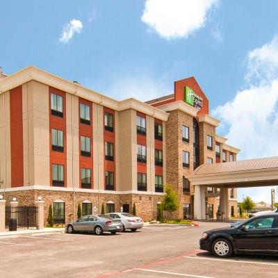 Holiday Inn Express & Suites San Antonio Frost Bank Center, an IHG Hotel (2027 SE Loop 410 TX 78220 San Antonio)