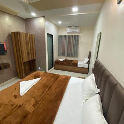 HOTEL DIVINE (Lokmanya Tilak Road KHOT CHAWL, OPP. GOYAL SHOPPING CENTER, NEAR RAILWAY STATION, BORIVALI (W) 400092 Mumbai)