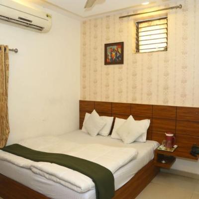 HOTEL KHUSHI PALACE (201,205 kranavati complex Nr royal restorant above Bm moter odhav ring road odhav 382415 Ahmedabad)