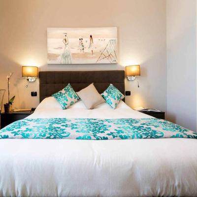 Seaside Caracciolo (14 Via Francesco Caracciolo 80122 Naples)