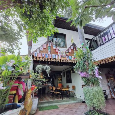 TAVEE Guesthouse (83 Si Ayutthaya 14, Wachira Phayaban, Dusit District 10300 Bangkok)