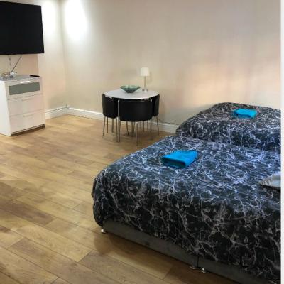 BIG ROOM rusholme WITH TV AND PRIVATE BATHROOM-parking&wifi (21 Maine Road M14 4FS Manchester)