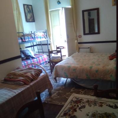 Room in Guest room - Large Triple Room for max 3 people (2 Vico C. San Rupilio 98039 Taormine)