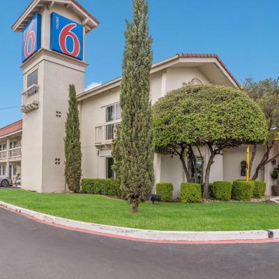 Motel 6-Dallas, TX - Market Center (1625 Regal Row TX 75247 Dallas)