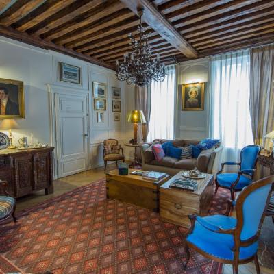 Room in Guest room - This 10th Century home sits in an extraordinary setting in the center of Orleans (6 Rue des Pensées 45000 Orléans)