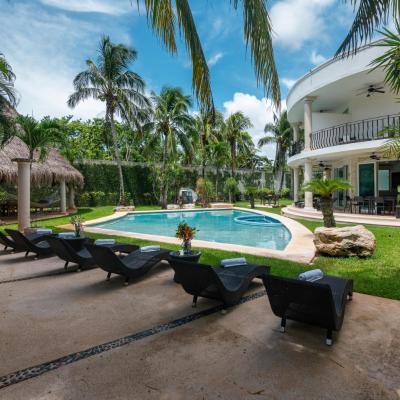 Villa Palmeras (C. Sergio Butrón Casas mz 402 lt 1 77560 Cancún)