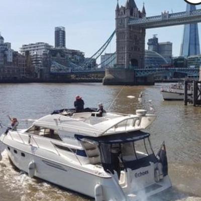 Yacht -Central London St Kats Dock Tower Bridge (50 Saint Katharine's Way E1W 1LA Londres)