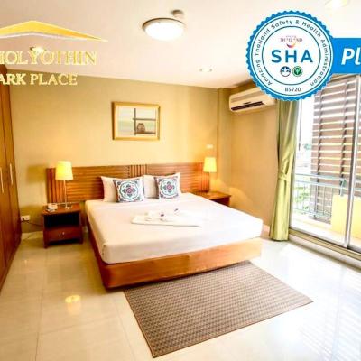 Paholyothin Park Place (2547 Phaholyothin Road Lardyao Chatuchak 10900 Bangkok)