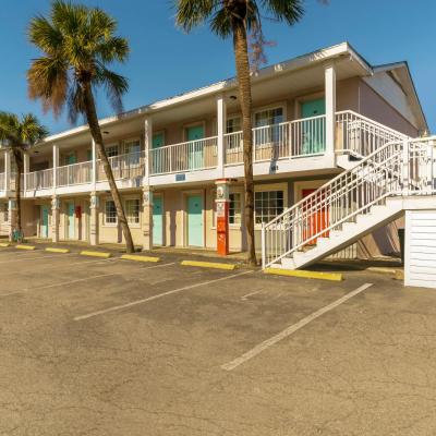 OYO Hotel Myrtle Beach Kings Hwy (606 N Kings Hwy SC 29577-3745 Myrtle Beach)