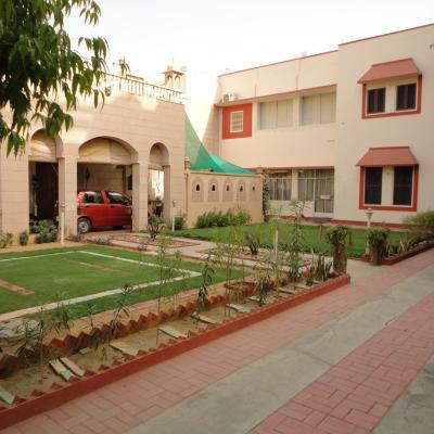 Suraj Niwas (D-226, Tulsi Marg, Bani Park 302016 Jaipur)