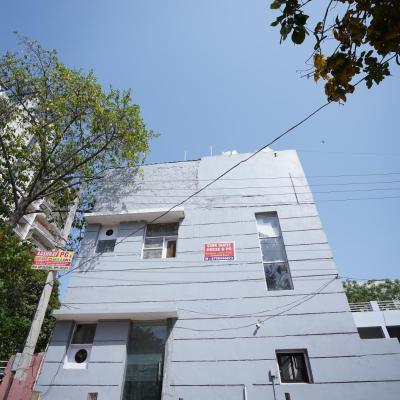 Star Guest House by WB Inn (Plot no =101,near Ayu karma Ayurveda hospital,vill=silokhra,gurugram Sector 41 , Haryana 122022 Gurgaon)