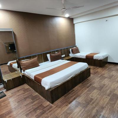 Hotel Nova Prime (JB Towers, 11th Floor, Drive in Road, Nr. SAL HospitalOpp. Doordashan Kendra, Nilmani SocietyThaltej, Ahmedabad, Gujarat 380054 380054 Ahmedabad)