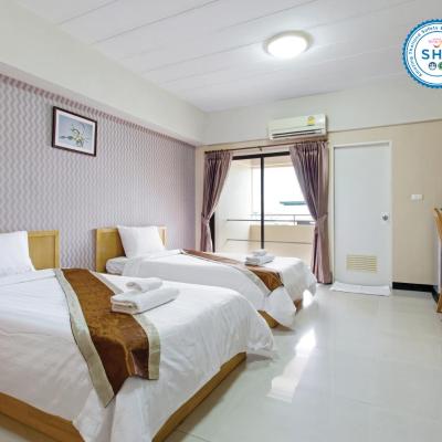 P-Park Hotel near Yanhee Hospital (683/2 Charan Sanitwong Road Khwaeng Bang Ao, Khet Bang Phlat, Krung Thep Maha Nakhon 10700, Thailand, Bangkok 10700 Bangkok)
