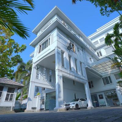 TGR SUITES (EDAPPALLY TOLL 32/518-521,PARUTHELIPAALAM,POOKATTUPADY ROAD,EDAPPALLY 682024 Cochin)