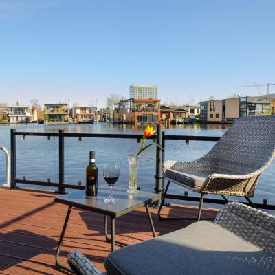 Houseboat studio with canalview and free bikes (Jaagpad 29 1059 BP Amsterdam)