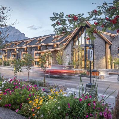 Peaks Hotel and Suites (218 Lynx Street P.O, BOX 2200 T1L 1K5 Banff)