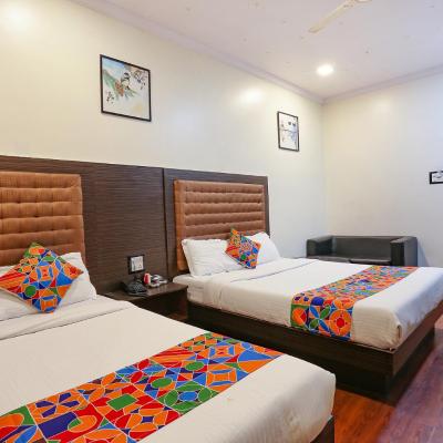 Hotel Aksa (G-10, Shantaram House, Opp. Star Plus Near Marol Metro Station, Gate No-4, Andheri Kurla Rd. 400059 Mumbai)