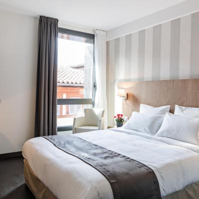 Hôtel Le Père Léon (2 Place Esquirol 31000 Toulouse)