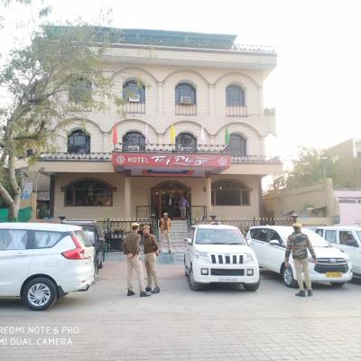 Hotel Taj Plaza, VIP Road, Agra (Taj Mahal East Gate, Shilpgram 'VIP' Road. 282001 Agra)