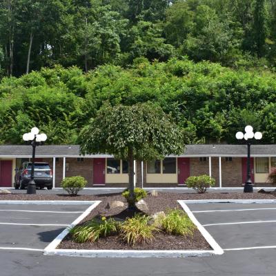 South Hills Motel (701 Clairton Blvd.  15236-3811 Pittsburgh)