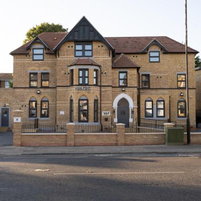 Hotel DC, Stratford (207 Romford Road, Stratford E7 9HL Londres)