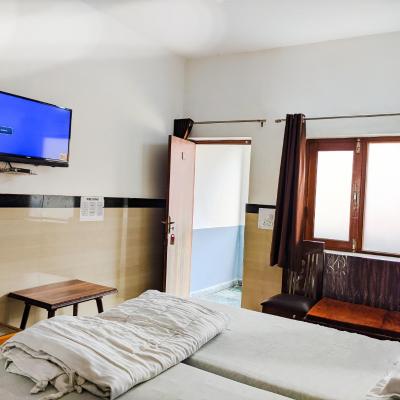 Goverdhan Hotel - Close to Railway Station and Bus Stand (Delhi Gate Road 282002 Agra)