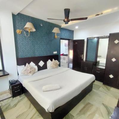 Hotel Laxman Resort by The Golden Taj Group &Hotels (30/6/17A/1B/1 ,Keventers The Original Milkshake Opp. Saga Emporium, Fatehabad Road, Agra,Uttar Pradesh 282001 Agra)