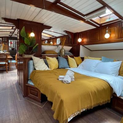 AMAZING PRIVATE LUXURY BOAT ACCOMMODATION (Krijn Taconiskade 1087 HW Amsterdam)