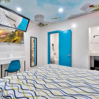 Royal Hawaiian Inn - Mid City, Los Angeles (1632 South La Brea Avenue CA 90019 Los Angeles)