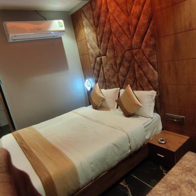 Hotel Prime Land (2nd floor, scinece squre, science city road, hetharth party plot, nr. the capital complex, sola, ahmedabad nr the capital complex, sola,ahmedabad 380060 Ahmedabad)