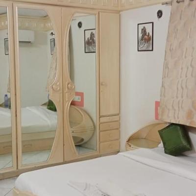 Elis Hospitality Service Parth Bungalow (Near Shalby Hospital Opp. Karnavati Club S.G Highway, Satellite, Ramdevnagar, Ahmedabad, Gujrat 380015 Ahmedabad)