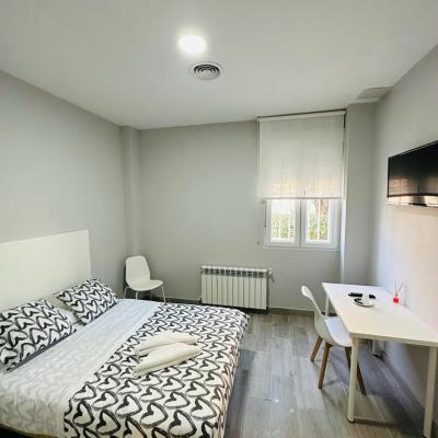 HOSPEDAJE CUATRO VIENTOS (9 Calle Mirueña local 28024 Madrid)