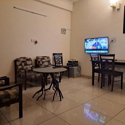 Private room with Sky Garden in Green Bacchus by Walias (Ompee palms, level 3 and 5, plot 2, palam vihar extn 122017 Gurgaon)